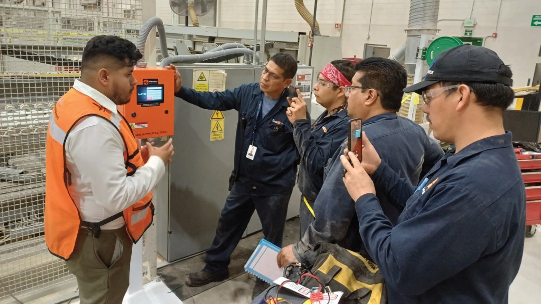 Equipo experto de Hi Protect de sistemas de protección eléctrica. 