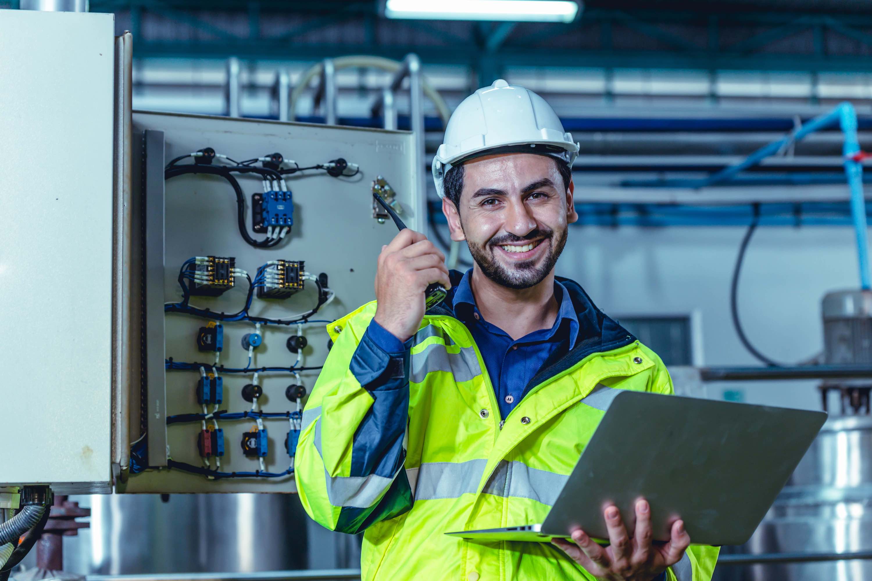 experto-supresores-de-picos-de-voltaje Ingeniero con casco y uniforme en industria. Supresores de picos de voltaje.