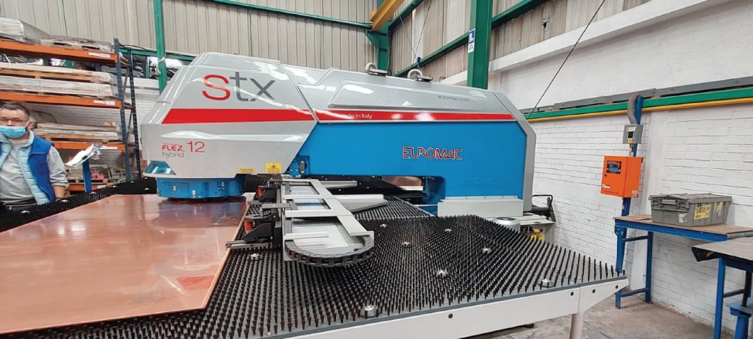 Protección de máquinas CNC con equipos reguladores de energía de Hi Protect