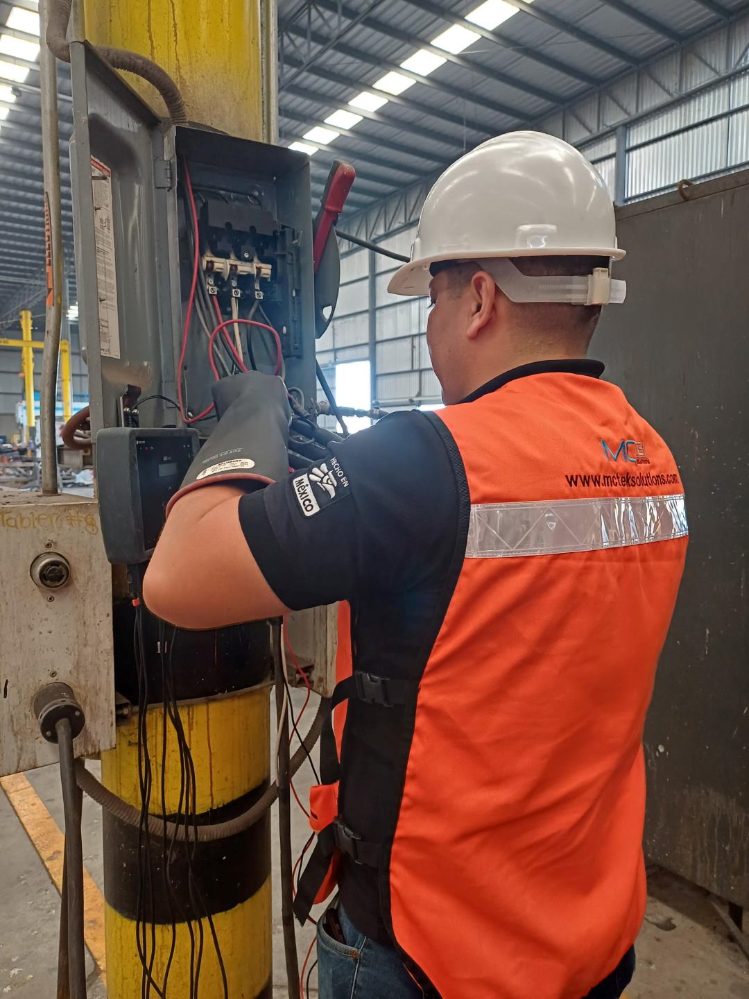 tecnico-experto-proteccion-contra-sobetensiones-transitorias Técnico profesional experto en protección contra sobetensiones transitorias.